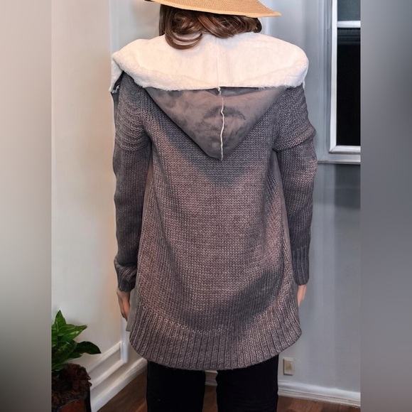 Mia & Tess Sweater. Hooded. Faux Fur/Suede. Grey &White. Open Cardigan. - Picture 4 of 7